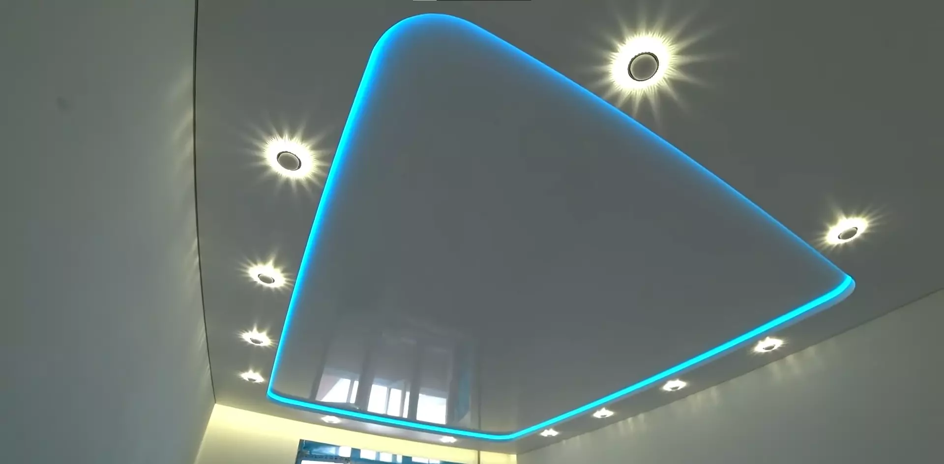 Двухуровневый натяжной потолок с подсветкой внутри